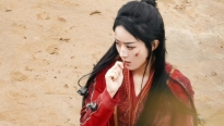 Từ cô gái thôn quê, Triệu Lệ Dĩnh 'rực đỏ' với trang phục táo bạo trong 'Dữ Phượng Hành'