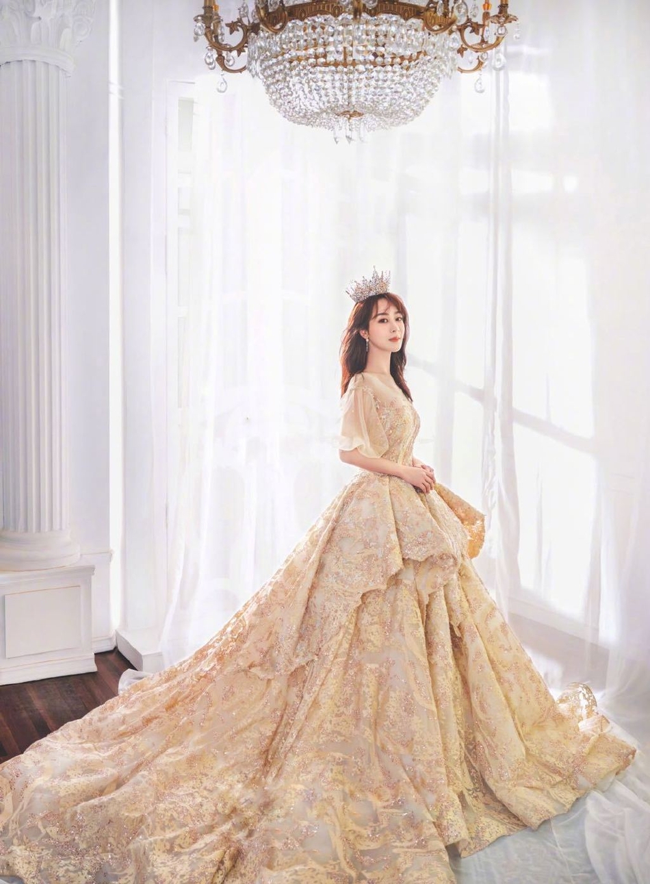 Dương Tử diện váy cưới vẫn không quên đam mê style trễ vai