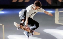 Vương Nhất Bác phong độ khi chơi trượt ván