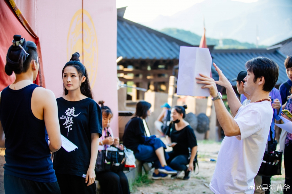 tieu chien lam viec miet mai tren truong quay lang dien ha