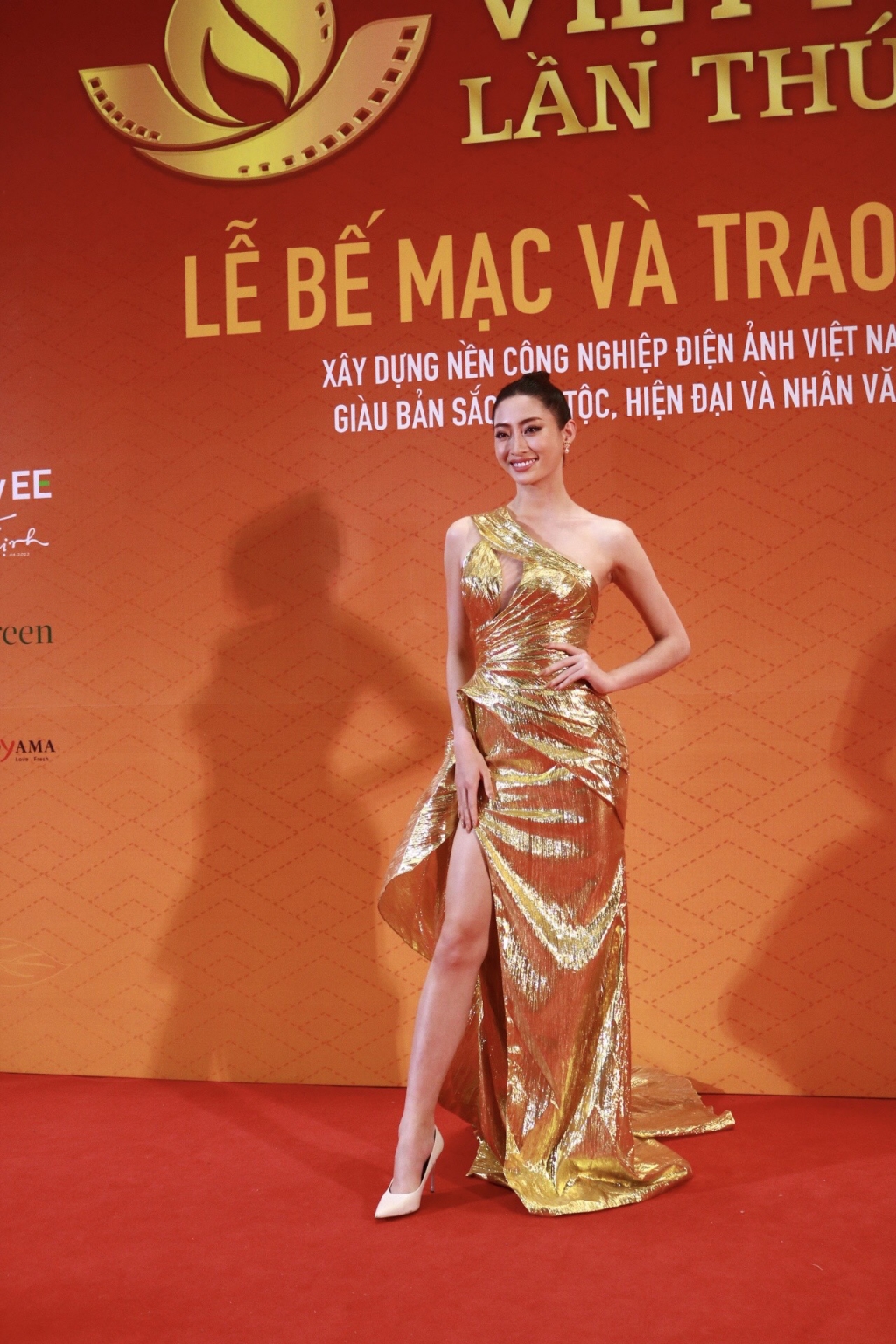 Dàn nghệ sĩ Việt hội ngộ thảm đỏ Liên hoan Phim Việt Nam lần thứ XXII