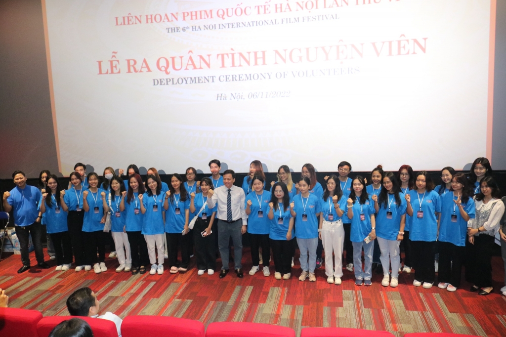 Tình nguyện viên trẻ tuổi bày tỏ háo hức trước ngày diễn ra Liên hoan phim Quốc tế Hà Nội lần thứ VI