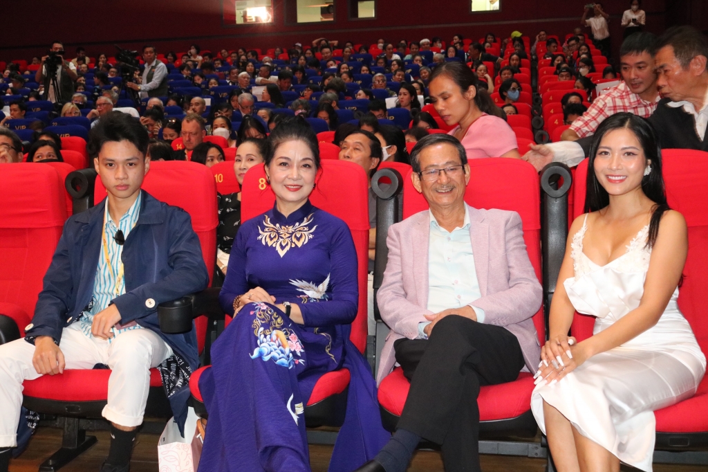 NSND, Đạo diễn Đặng Nhật Minh tái xuất màn ảnh trước sự mến mộ nồng nhiệt của khán giả thủ đô