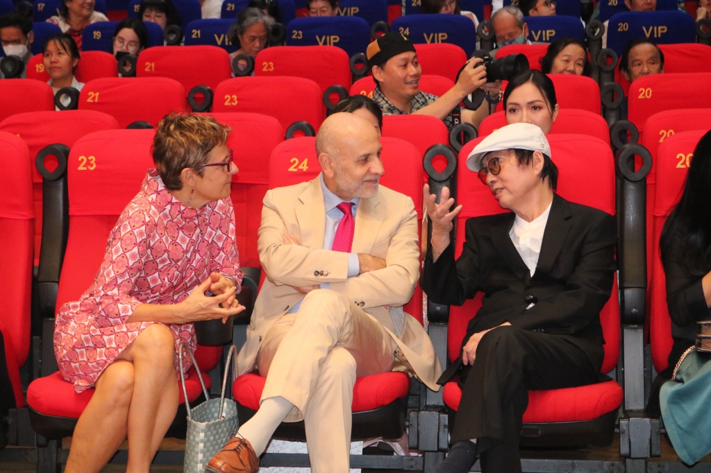 NSND, Đạo diễn Đặng Nhật Minh tái xuất màn ảnh trước sự mến mộ nồng nhiệt của khán giả thủ đô