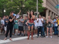 ‘Wonder Woman 2’ chính thức đóng máy, Gal Gadot: ‘Tôi tự hào với hơn 1.000 thành viên trong ekip’