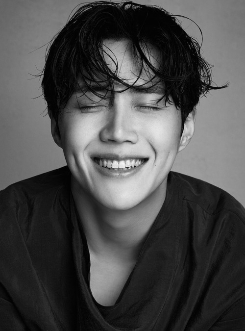 Kim Seon Ho: Nụ cười sau những mảnh vỡ
