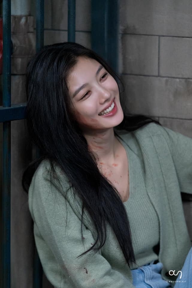 'Kim Yoo Jung' trở thành phạm nhân 'xinh nhất quả đất' trong 'One Ordinary Day'