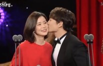 Vợ chồng Ji Sung và Lee Bo Young khiến mọi người ngưỡng mộ tại SBS Drama Awards 2017