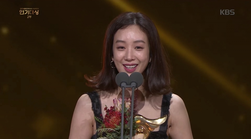 jung ryeo won len tieng ve nan lam duc tinh duc tai sbs drama awards 2017