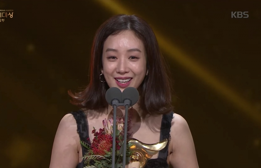 Jung Ryeo Won lên tiếng về nạn lạm dục tình dục tại SBS Drama Awards 2017