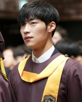 'Trò chơi tình yêu': Woo Do Hwan đẹp trai đến từng centimet trong bộ đồng phục học sinh