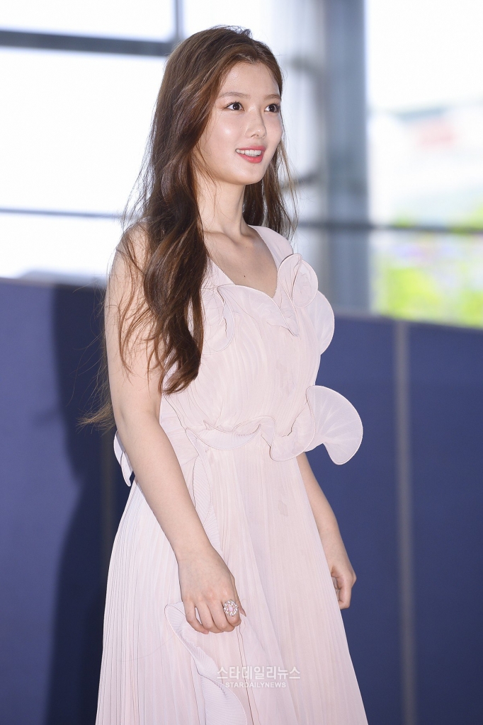 dien thoi trang binh dan kim yoo jung van khien dan tinh phat sot