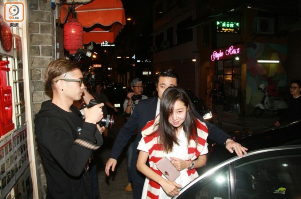 Hết bí mật, Gong Hyo Jin bị bắt quả tang đi ăn tối cùng Gong Yoo ở Hong Kong gong hyo jin lan loi sang hongkong du fan meeting cua chang yeu tinh gong yoo