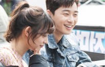 Park Seo Joon cười híp mắt bên cạnh Kim Ji Won trong ảnh hậu trường phim "Fight my way"