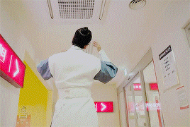 cuoi kho do voi kim nam gil o hau truong phim danh y heo im