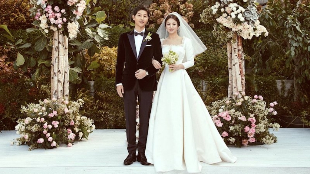Chiếc váy cưới độc nhất vô nhị của Angelina Jolie  Harpers Bazaar Việt Nam