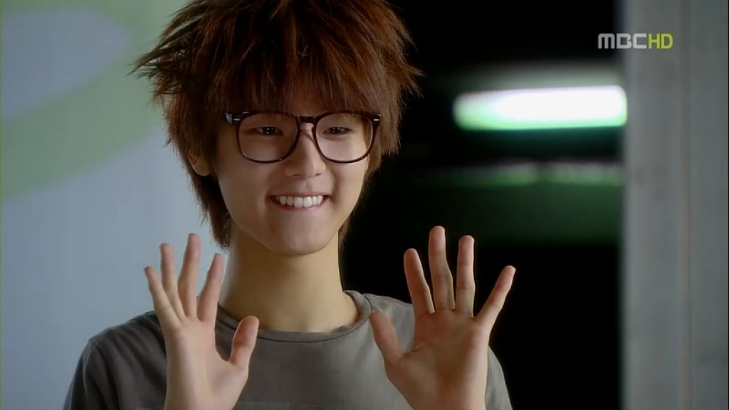 kang min hyuk tro thanh dien vien noi tieng cung khong bo roi cnblue