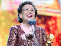 'Bà ngoại' Na Moon Hee ẵm cúp Ảnh hậu Rồng Xanh lần thứ 38