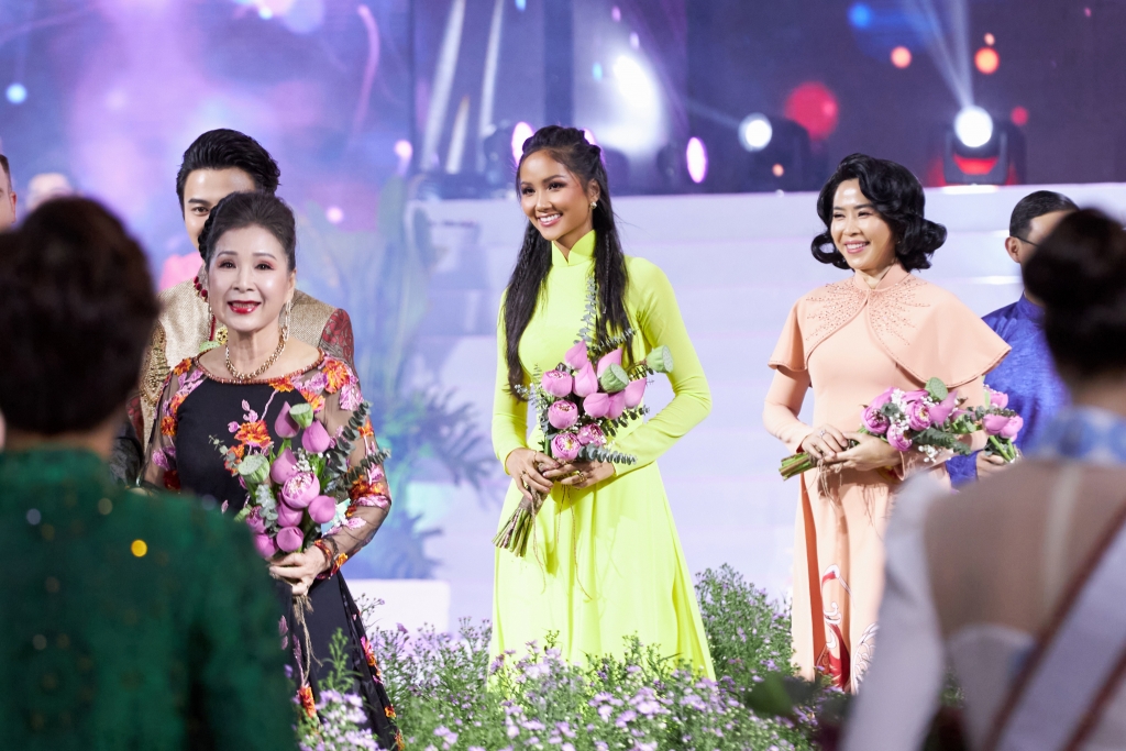Hoa hậu H'Hen Niê tiết lộ lý do diện lại áo dài cũ cho sự kiện đặc biệt