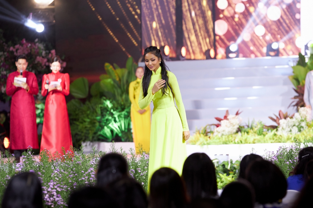 Hoa hậu H'Hen Niê tiết lộ lý do diện lại áo dài cũ cho sự kiện đặc biệt