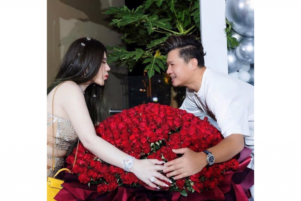 Lâm Vũ tặng 999 hoa hồng đỏ thắm trong tiệc sinh nhật trắng của bà xã Tuyết Trinh