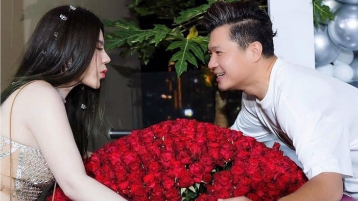 Lâm Vũ tặng 999 hoa hồng đỏ thắm trong tiệc sinh nhật trắng của bà xã Tuyết Trinh