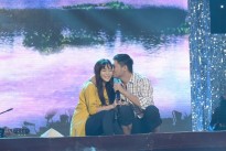 Quá ngọt ngào, Minh Luân hôn má Jang Mi trên sân khấu