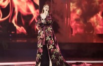 Bảo Anh diện đầm dài 2m, hát với công nghệ hologram trên sân khấu