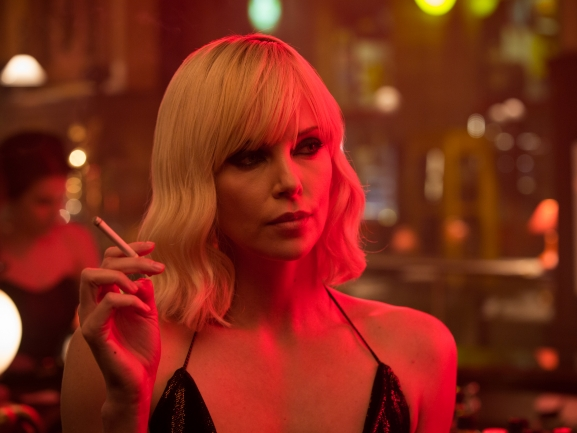 Charlize Theron mãnh liệt và tàn bạo trong trailer cuối cùng của 'Atomic Blonde'