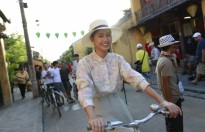 Bắt gặp Á hậu Thanh Tú đạp xe đạp, ăn quà vặt giữa phố cổ Hội An