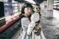 'Thánh bựa' Trang Hý nắm tay búp bê Annabelle đi khắp Sài Gòn