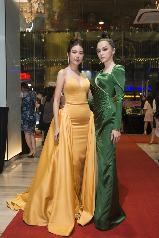 Đông Nhi đẹp không góc chết trong loạt váy áo của Lê Thanh Hòa