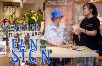 Fan mang bánh tráng trộn tặng Vũ Cát Tường trong fansign tại TP.HCM