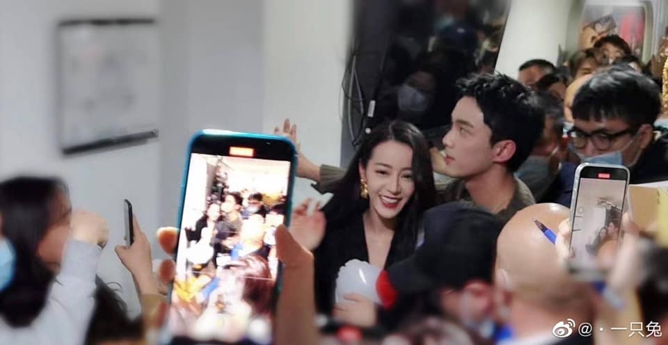 Địch Lệ Nhiệt Ba và Ngô Lỗi thân mật 'phát hờn' trong buổi livestream quảng bá phim mới