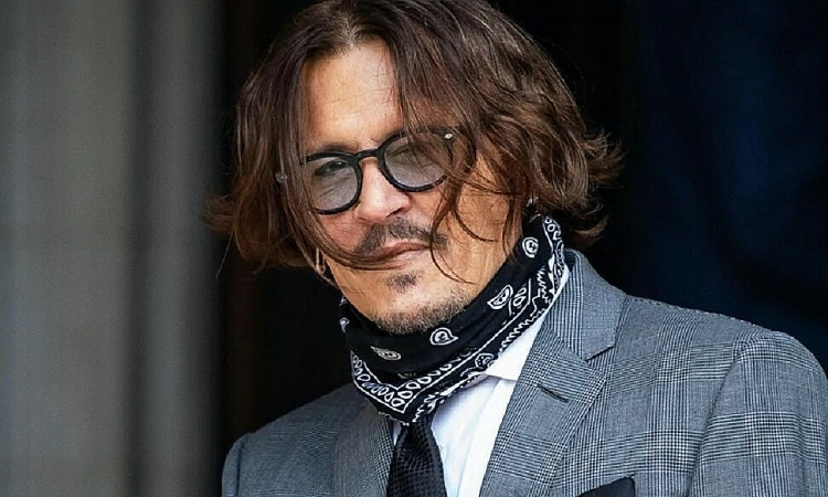 Ngã ngửa với những sao Hollywood ở dơ nhất: Brad Piit lười tắm, Johnny Depp không thay áo...