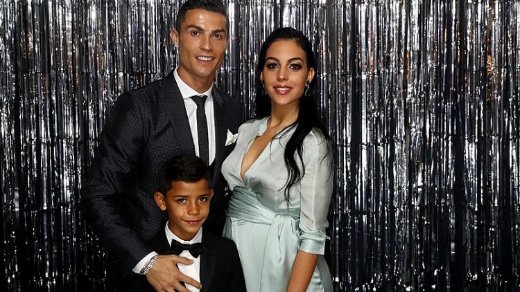 Phim tài liệu về vợ Ronaldo bị chê màu mè và ngớ ngẩn