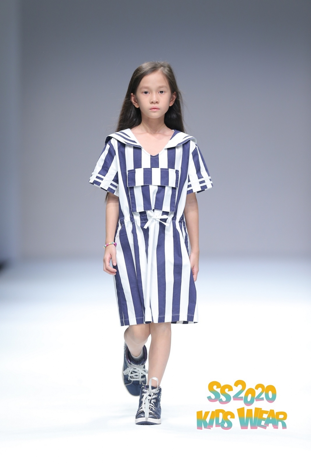 xuan lan dan dat cac hoc tro can quet san dien quoc te shanghai fashion week 2019