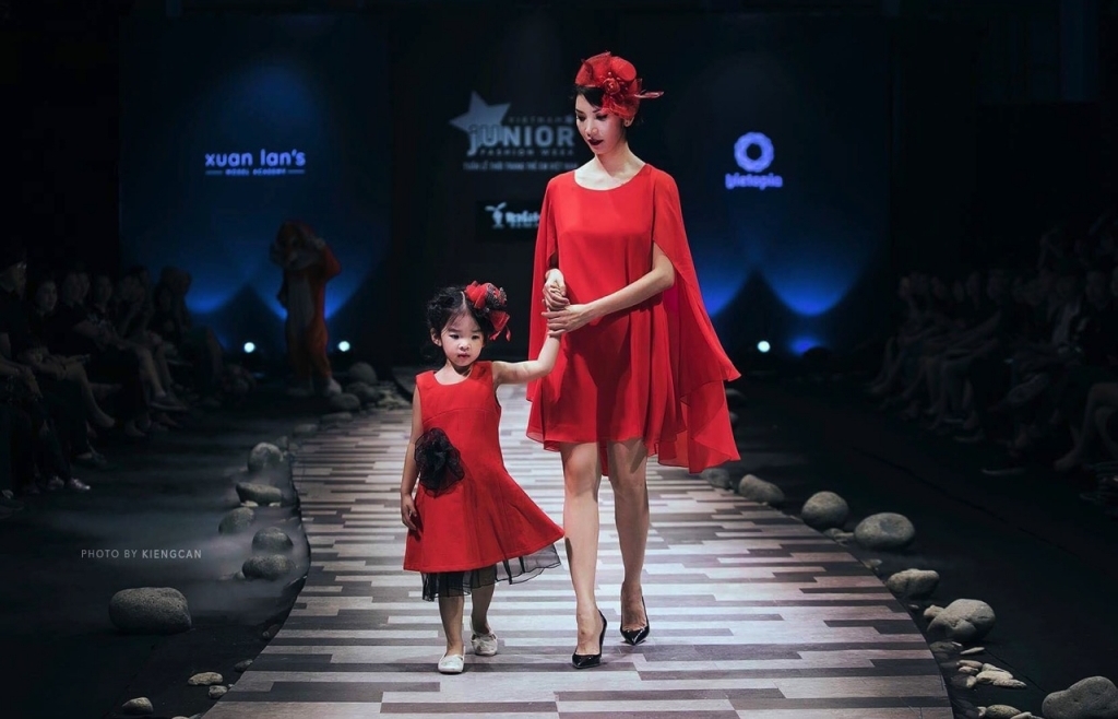 Xuân Lan tôn vinh tình yêu của bà mẹ đơn thân trên sân khấu tuần lễ thời trang trẻ em Việt Nam