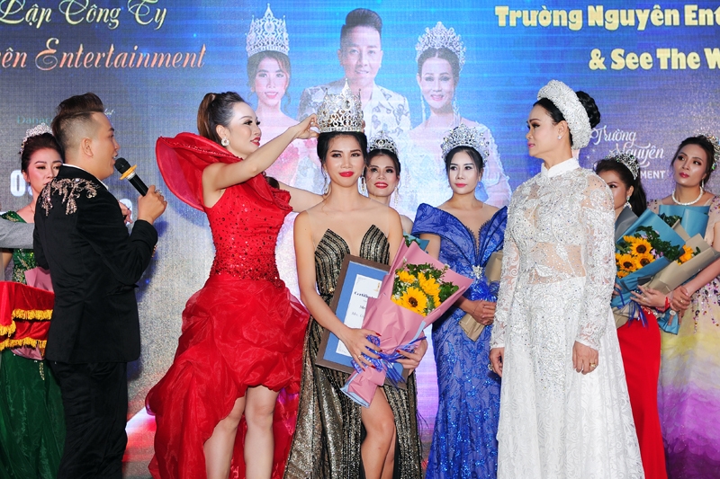 hoa hau phan hieu khoe net xinh tuoi truoc ngay len duong chinh chien mrs universe 2019