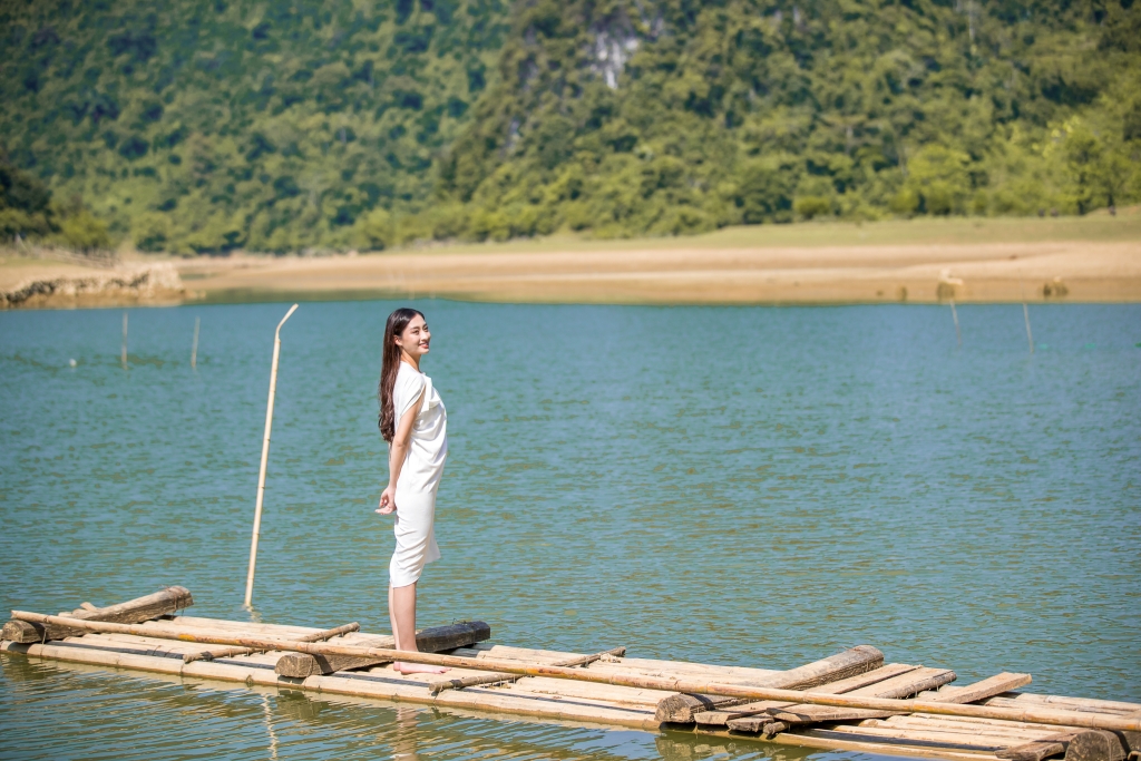 hoa hau luong thuy linh hoa thieu nu dan toc tay mang ca dat troi cao bang ra the gioi