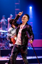 Hoàng Bách chi tiền tỷ cho MV 'Chạm vào vinh quang' hội tụ 100 nghệ sĩ