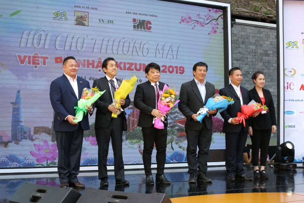 dan ca si nhat viet trinh dien bung no tai hoi cho thuong mai viet nhat kizuna 2019