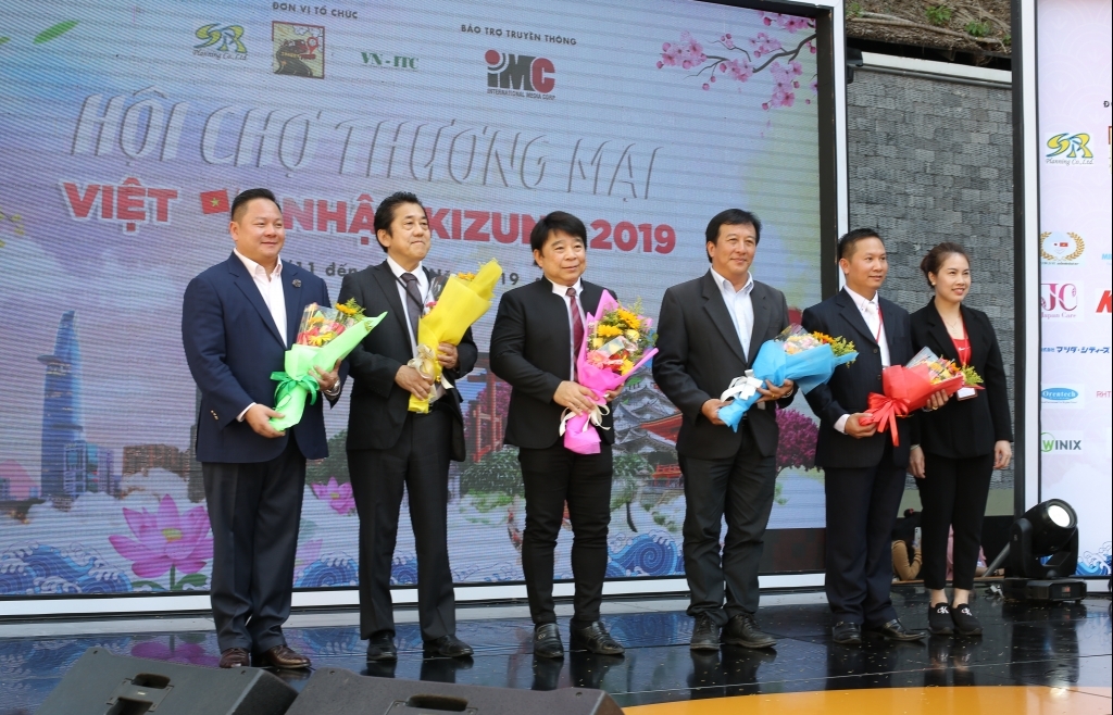 Dàn ca sĩ Nhật – Việt trình diễn 'bùng nổ' tại Hội chợ thương mại Việt Nhật Kizuna 2019