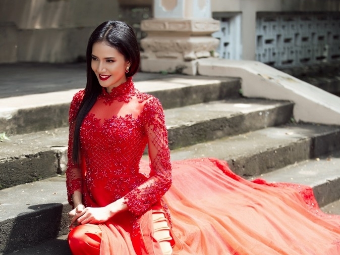 Người mẫu Khmer Quanh Đi đẹp quyền lực trong áo dài Minh Châu
