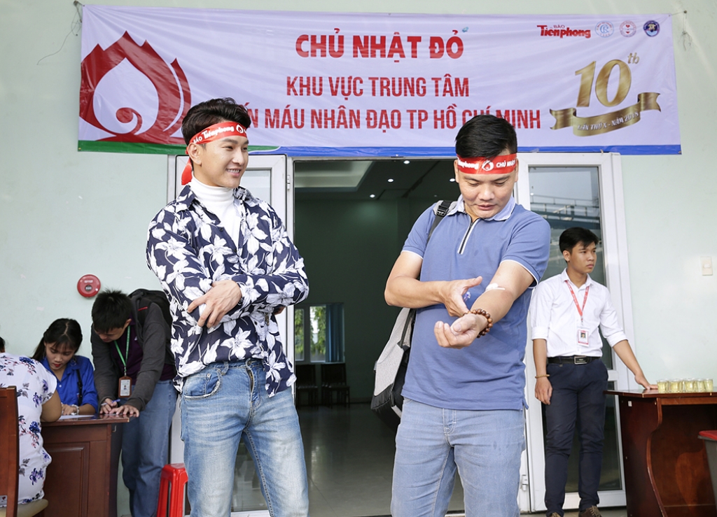 hoang ky nam tich cuc tham gia hien mau nhan dao