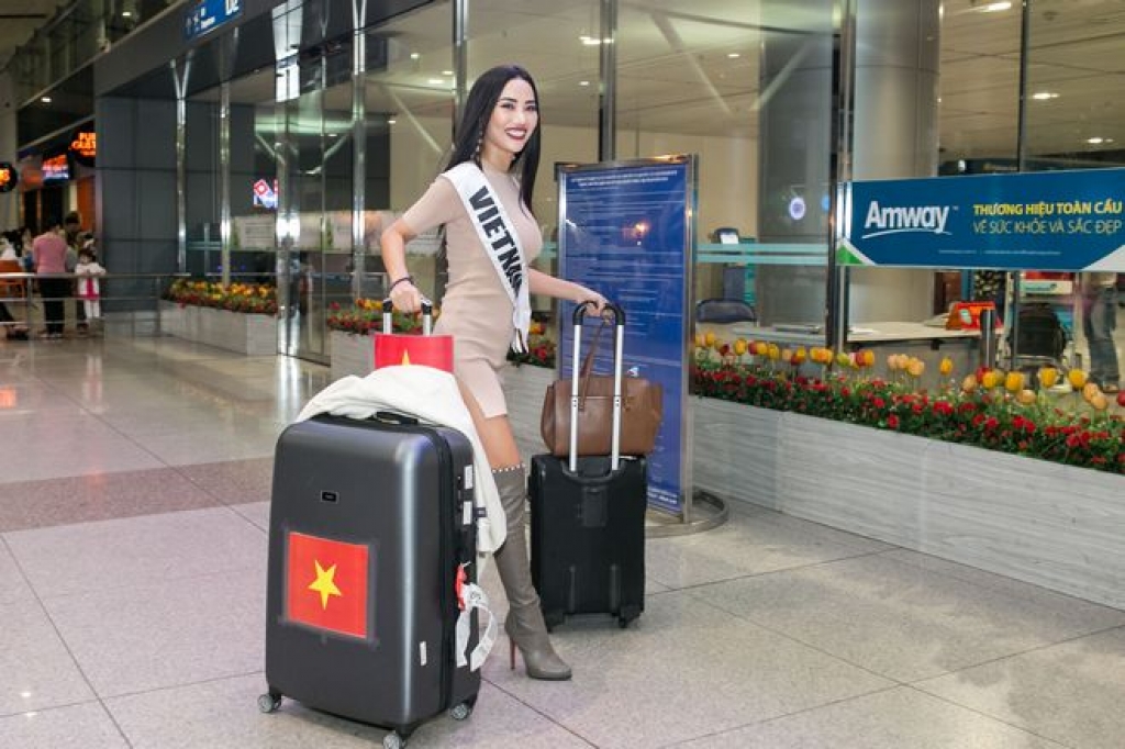kiko chan mang 100kg hanh ly sang bac kinh du thi miss globe 2018