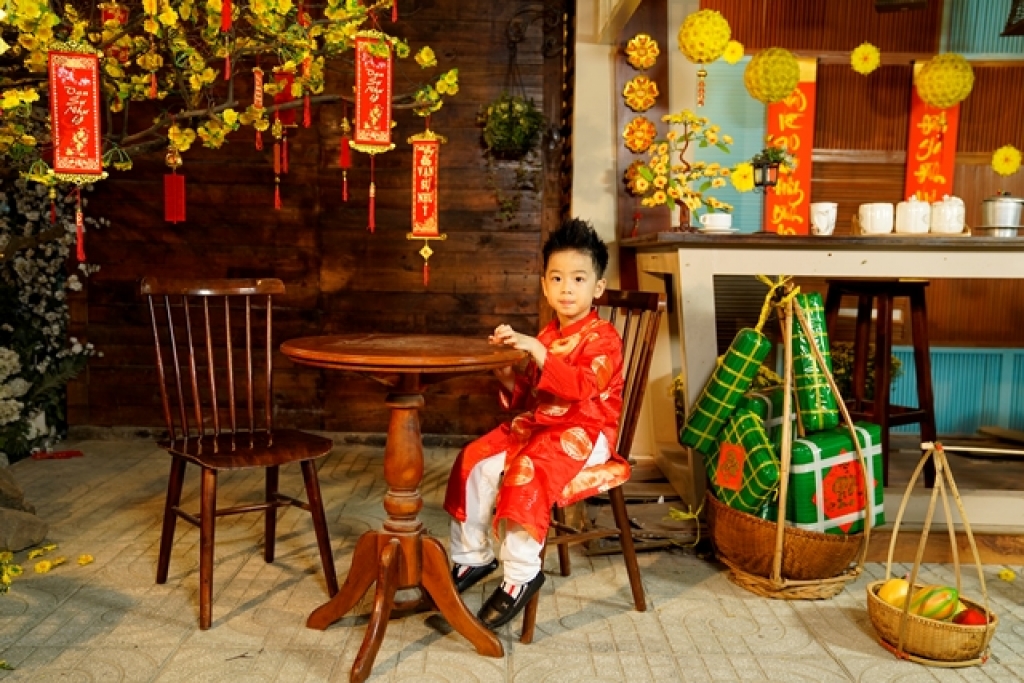 fashionista nhi sushi dang khoi banh bao dien ao dai tet vui xuan