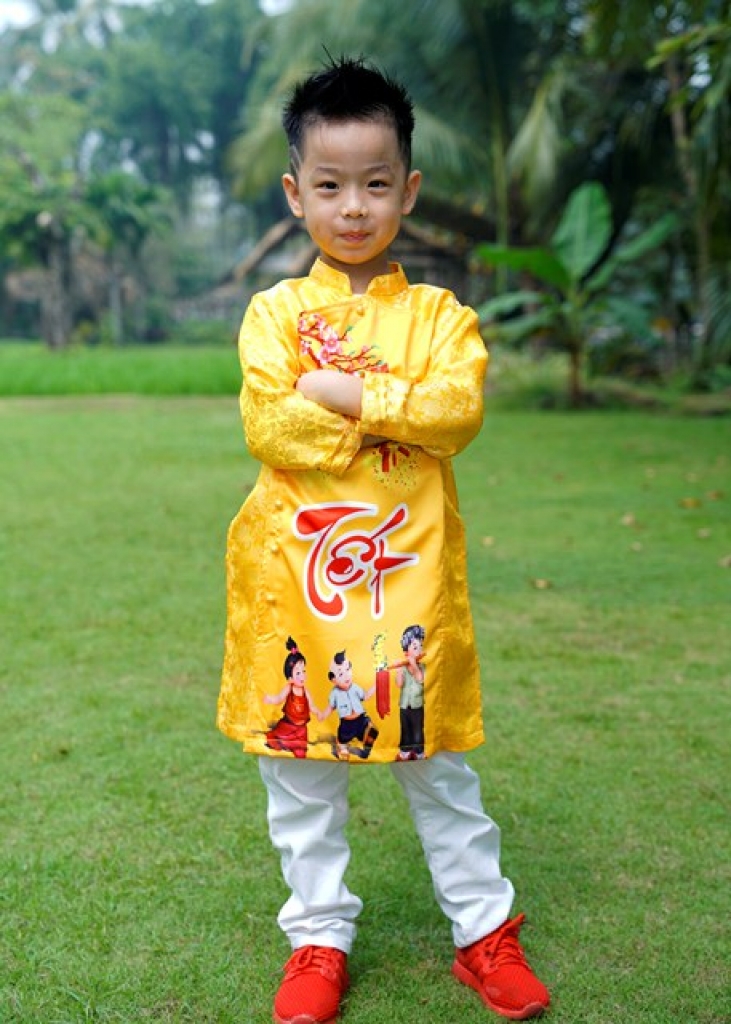 fashionista nhi sushi dang khoi banh bao dien ao dai tet vui xuan