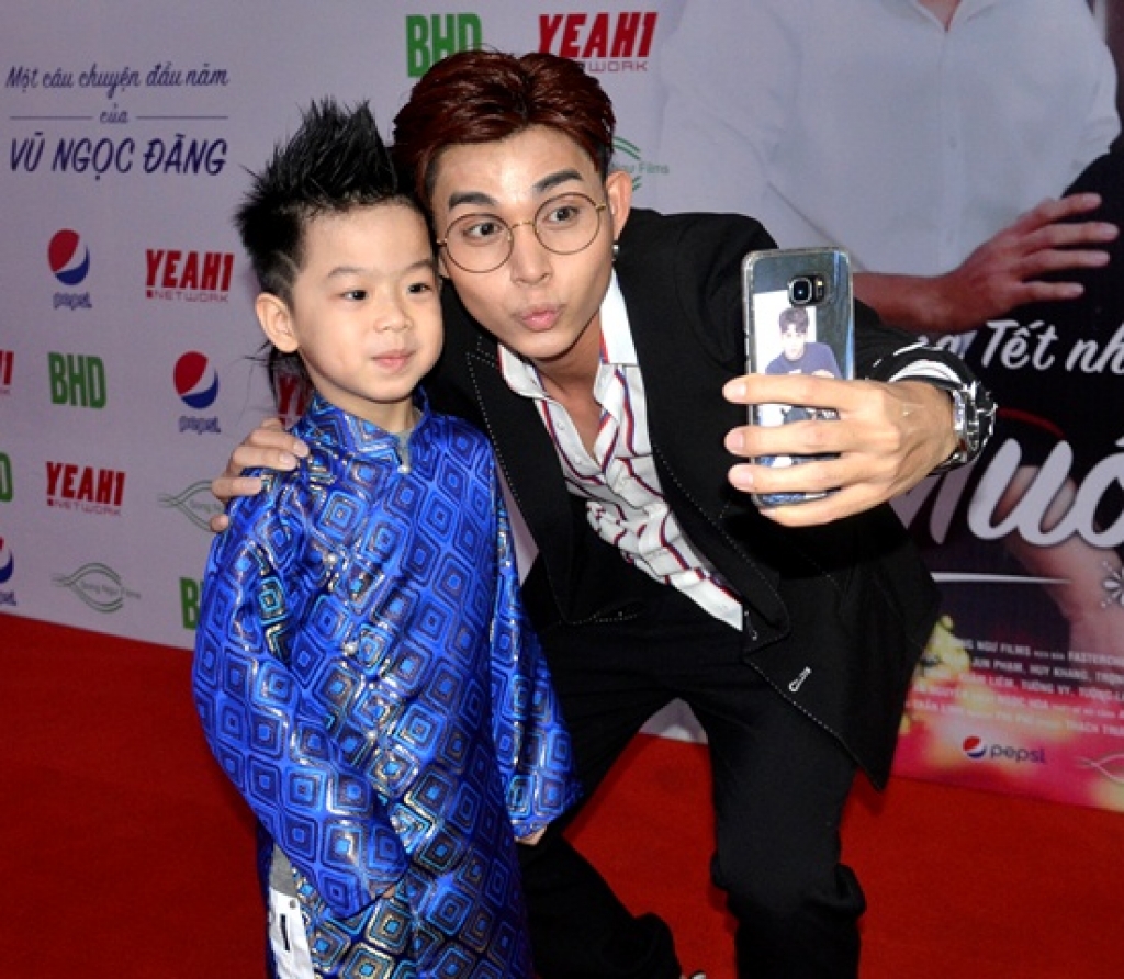 fashionista nhi sushi dang khoi banh bao dien ao dai tet vui xuan