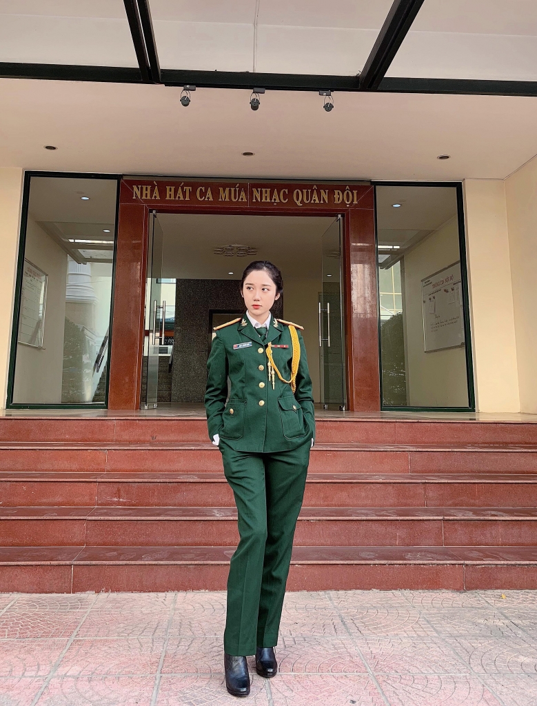 mina young co nang hotgirl quan nhan bat ngo re huong sang nghe thuat